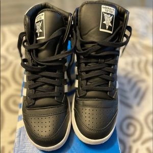 New Top Ten Adidas, Big Kids 6.5 can fit Womens 8.5/9